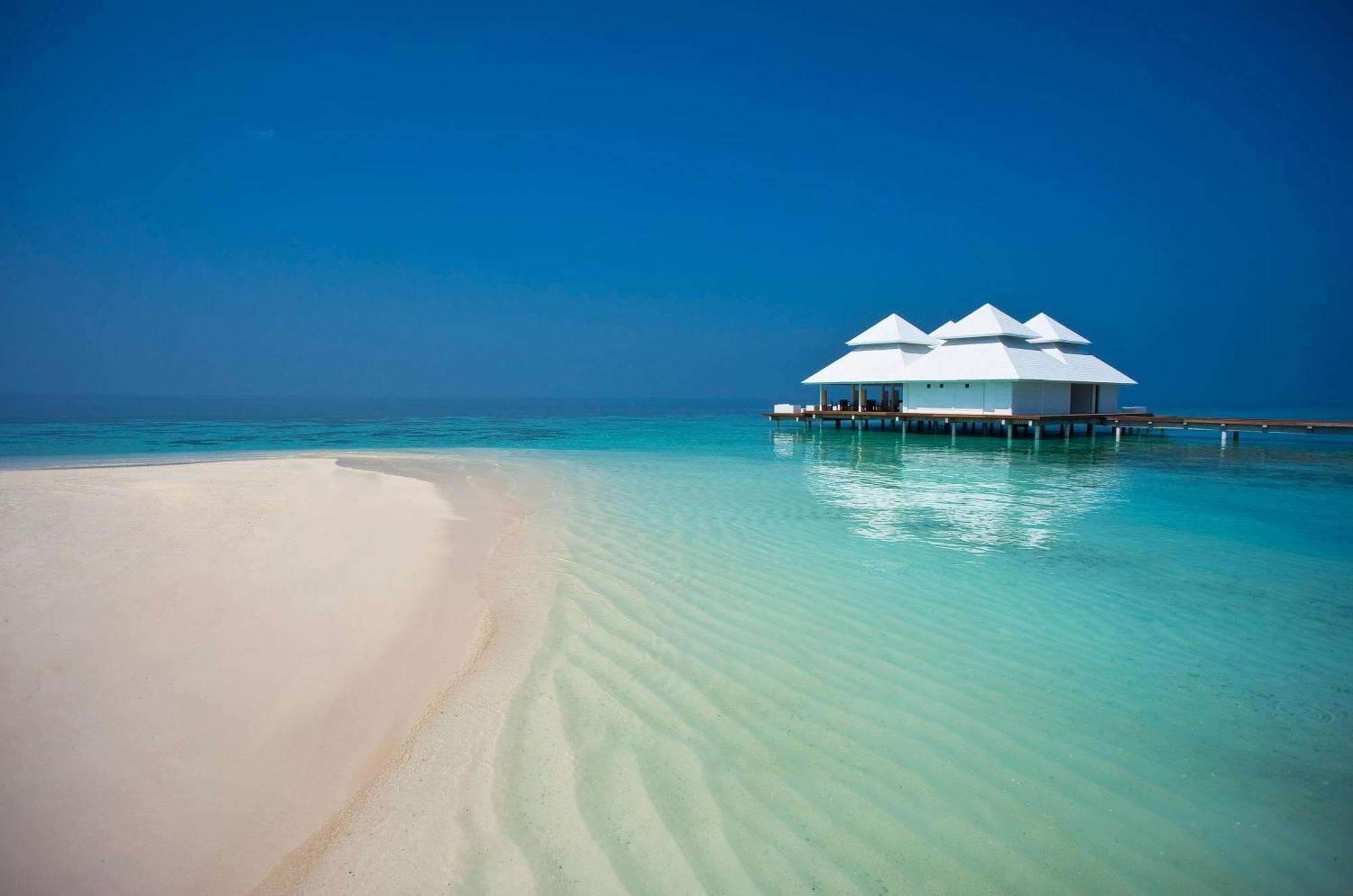 Diamonds Maldives & منتجع Athuruga Island