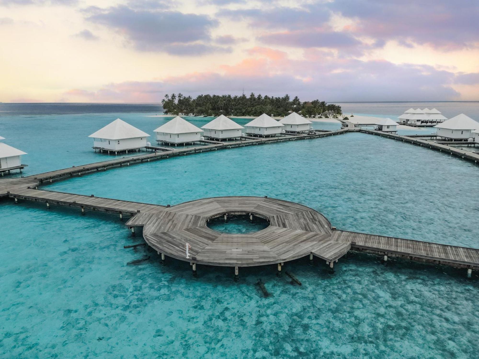 منتجع Diamonds Maldives & Athuruga Island