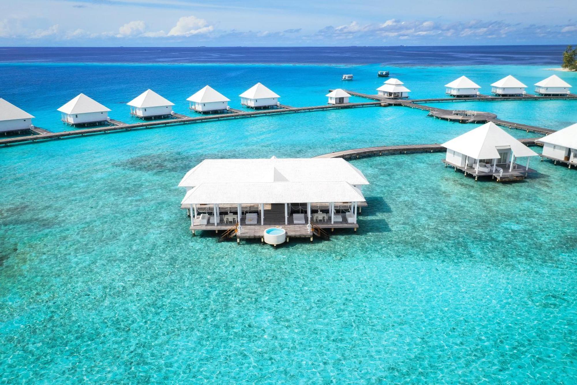 Diamonds Maldives & 5* Athuruga