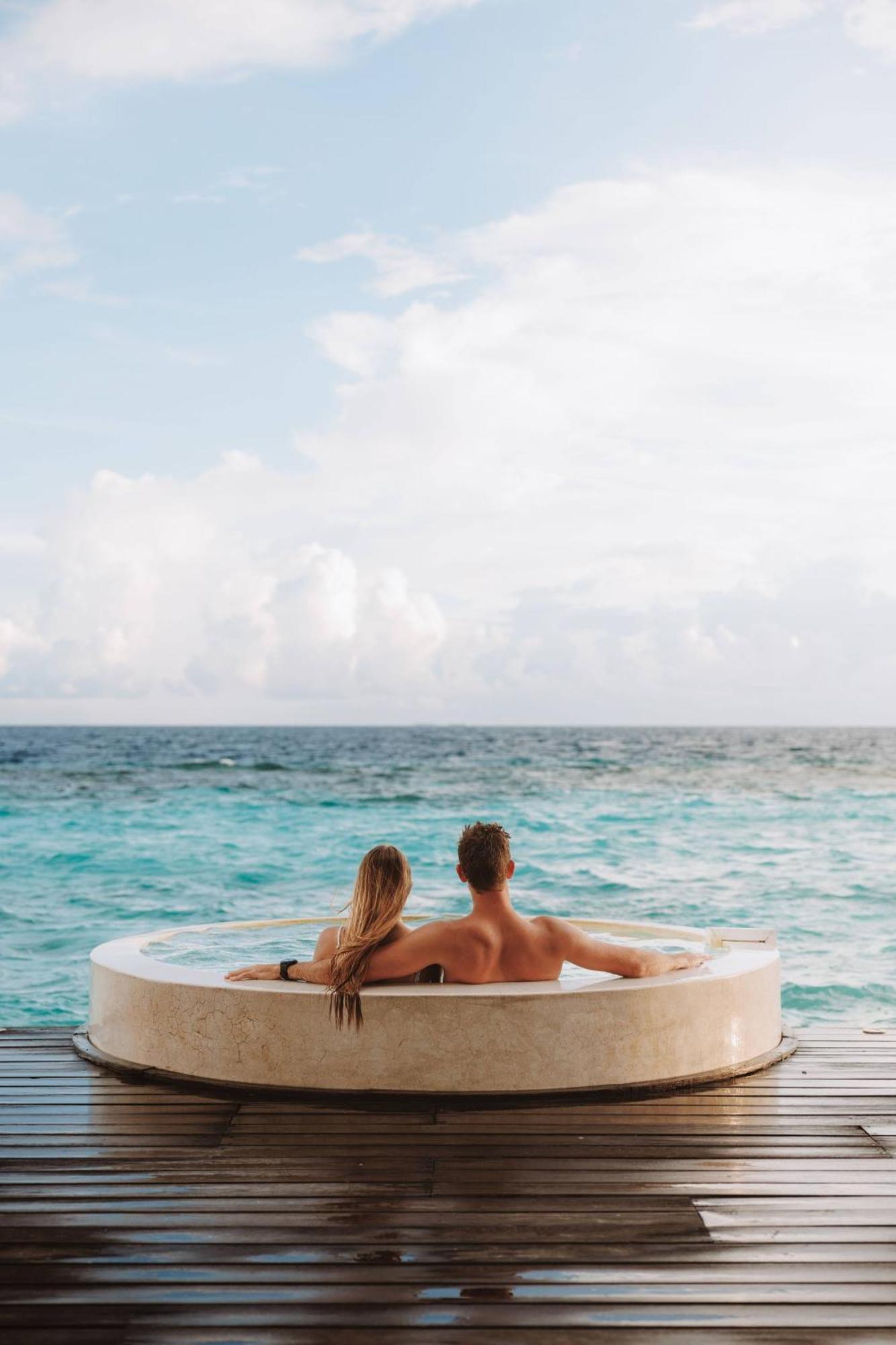 Diamonds Maldives & 5* Athuruga